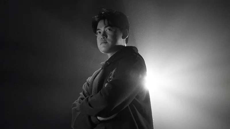 飞机一次不死完成超神，面对旧主Guma首局比赛发挥有点火热？